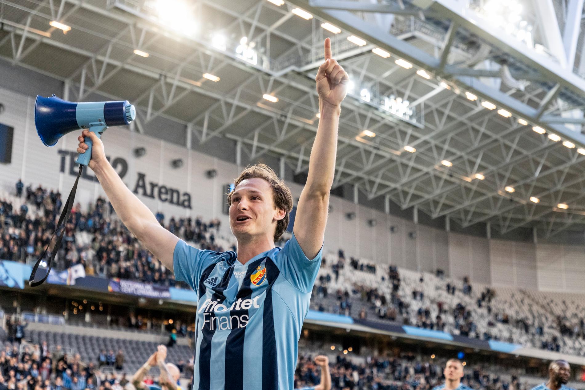 Djurgårdens Hjalmar Ekdal jublar efter segern i måndagens fotbollsmatch i allsvenskan mellan Djurgården och Malmö FF på Tele2 Arena.
