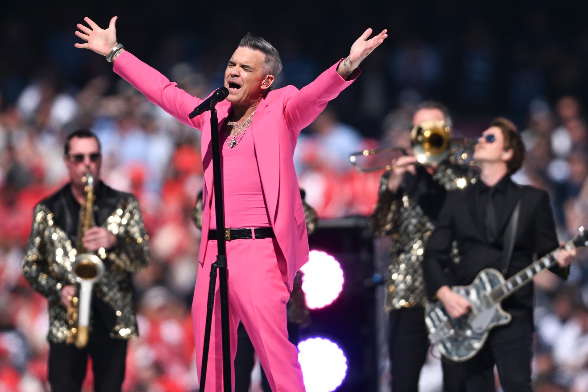 Robbie Williams sjöng "You're the voice" för att hylla John Farnham.
