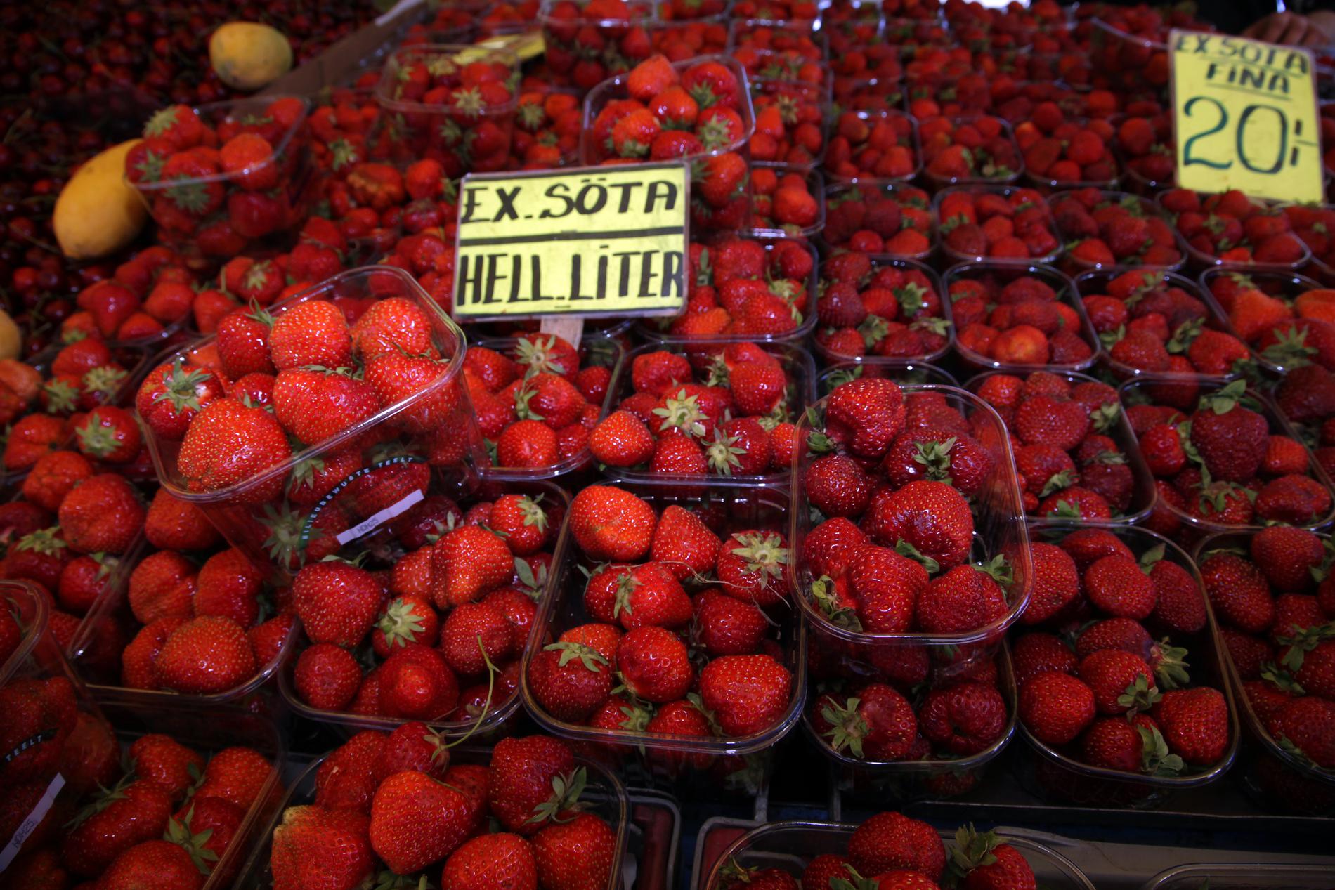 När priset på svenska jordgubbar är lågt kan det vara något som inte stämmer.