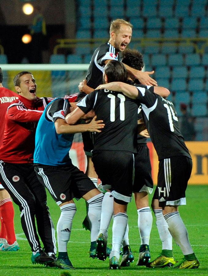 Albanska spelare firar efter matchen mot Armenien.