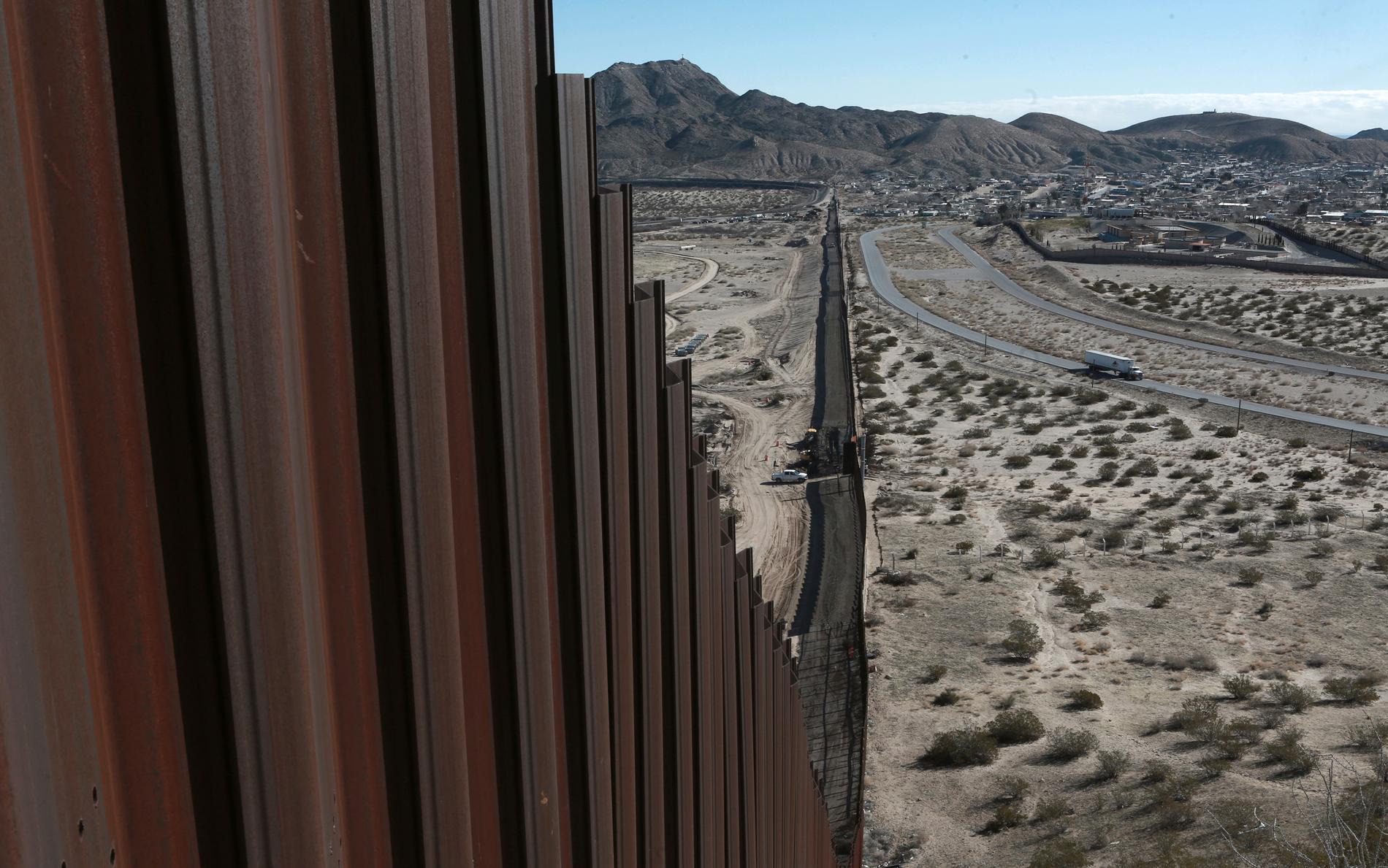 En del av gränsen mellan USA och Mexiko, fotad från delstaten New Mexico där en gränsbarriär redan finns.