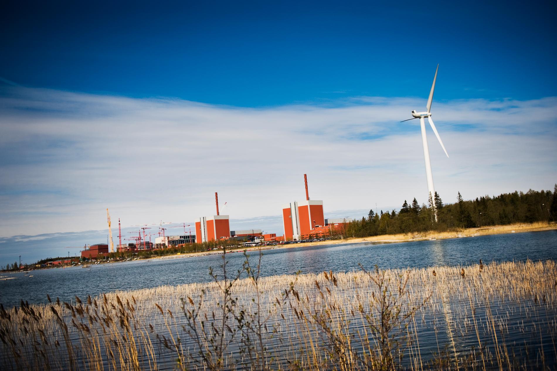 Den senaste finländska reaktorn i Olkiluoto skulle ha stått färdig 2009. När den startade i vintras beskrivs den som världens dyraste byggnad. 