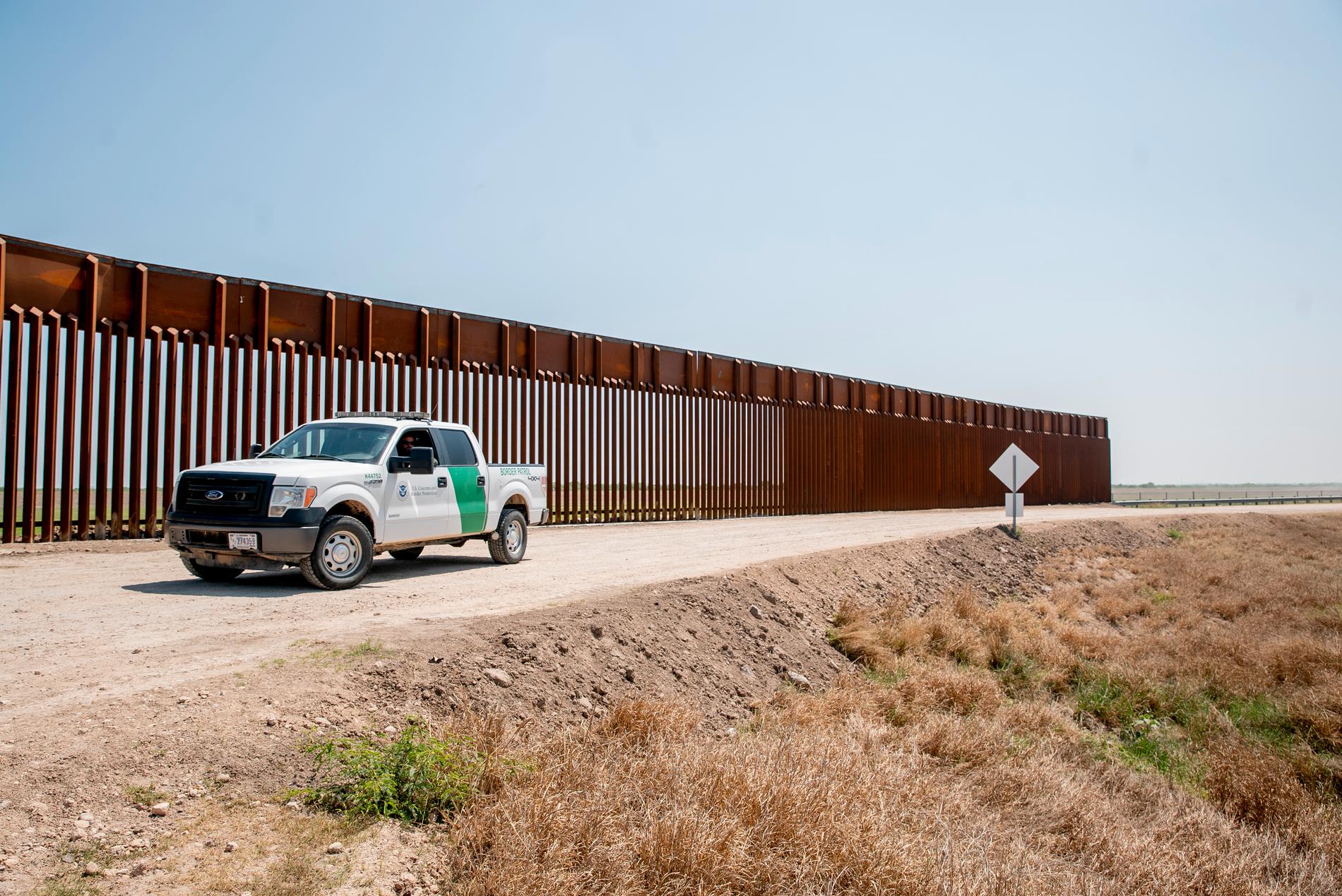 En del av muren som delar USA och Mexiko. Joe Biden pausade bygget under sin första dag i Vita huset.