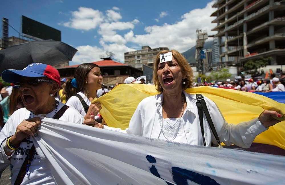 Protester Landets ekonomiska kris har lett till stora protester mot Nicolas Maduro.