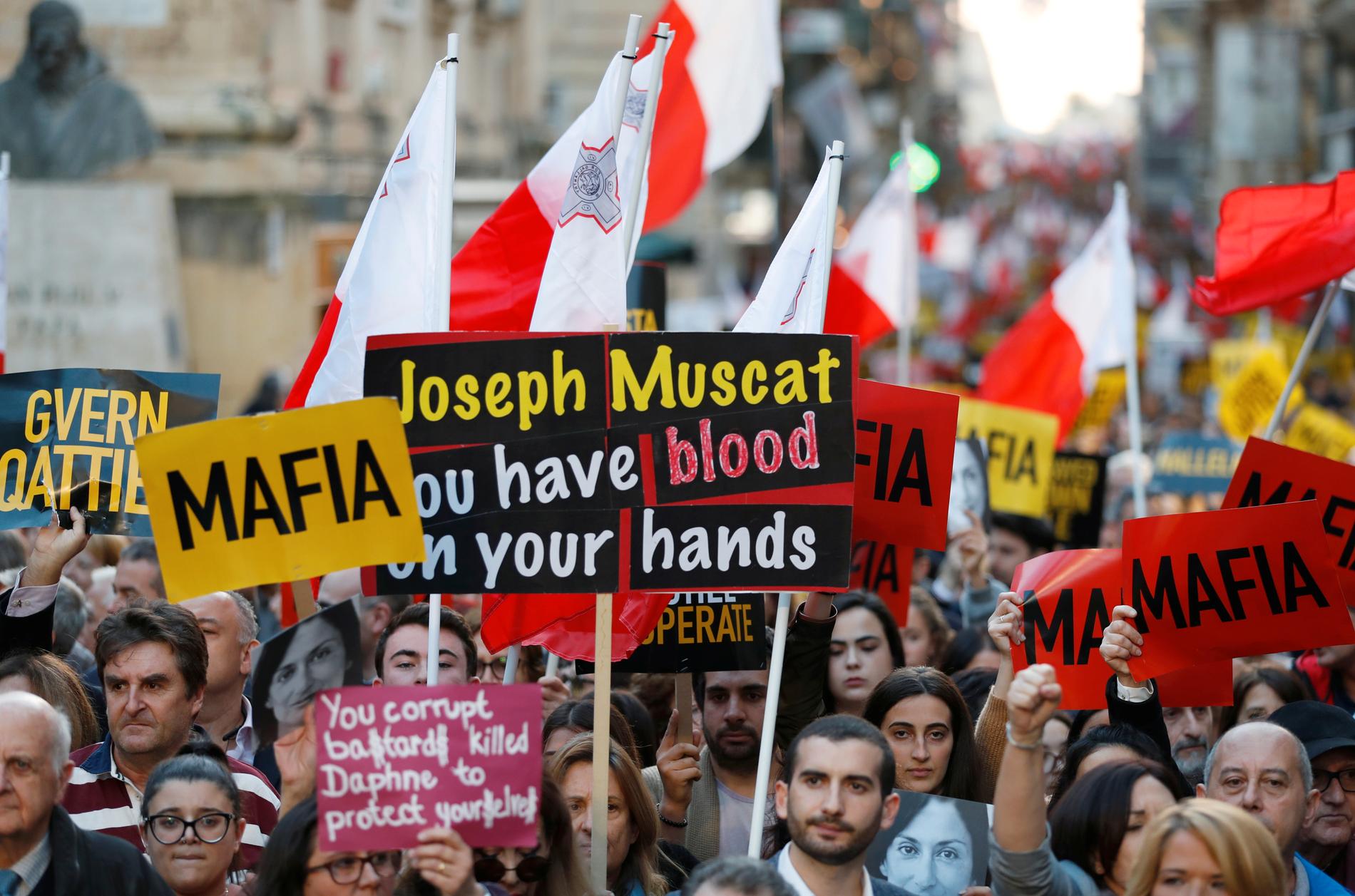 "Joseph Muscat, du har blod på dina händer", lyder ett av plakaten. "Maffia", lyder ett annat.
