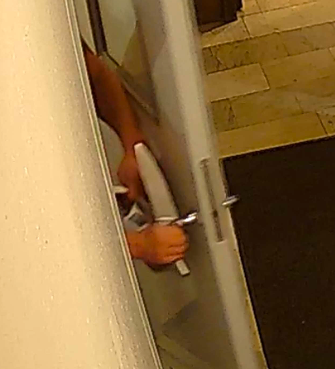 Erik Johnsson fångades av övervakningskamera när han gick ut ur hissen med en kniv.