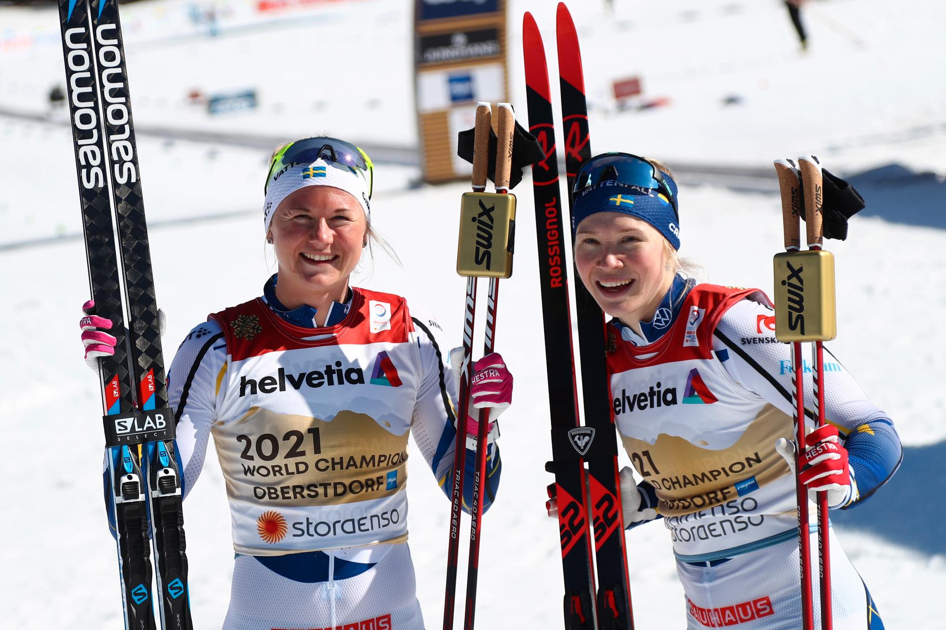 Maja Dahlqvist och Jonna Sundling efter VM-guldet i sprintstafett 2021. 