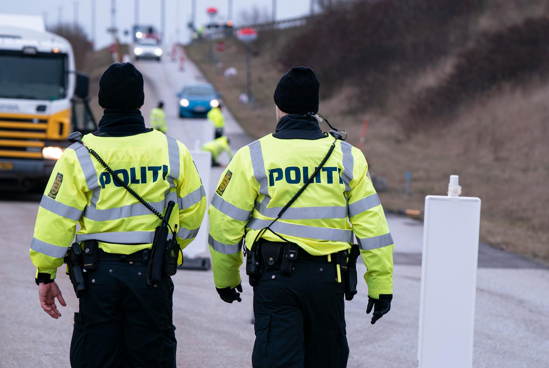 Trafiken i riktning mot Danmark över Öresundsbron stoppas och kontrolleras av polis på Pepparholm på söndagen. Från klockan 12.00 på lördagen har Danmark stängda gränser. Alla som inte uppfyller villkoren för att komma in i Danmark leds tillbaka direkt till Lernacken - antingen i eget fordon eller i buss. 