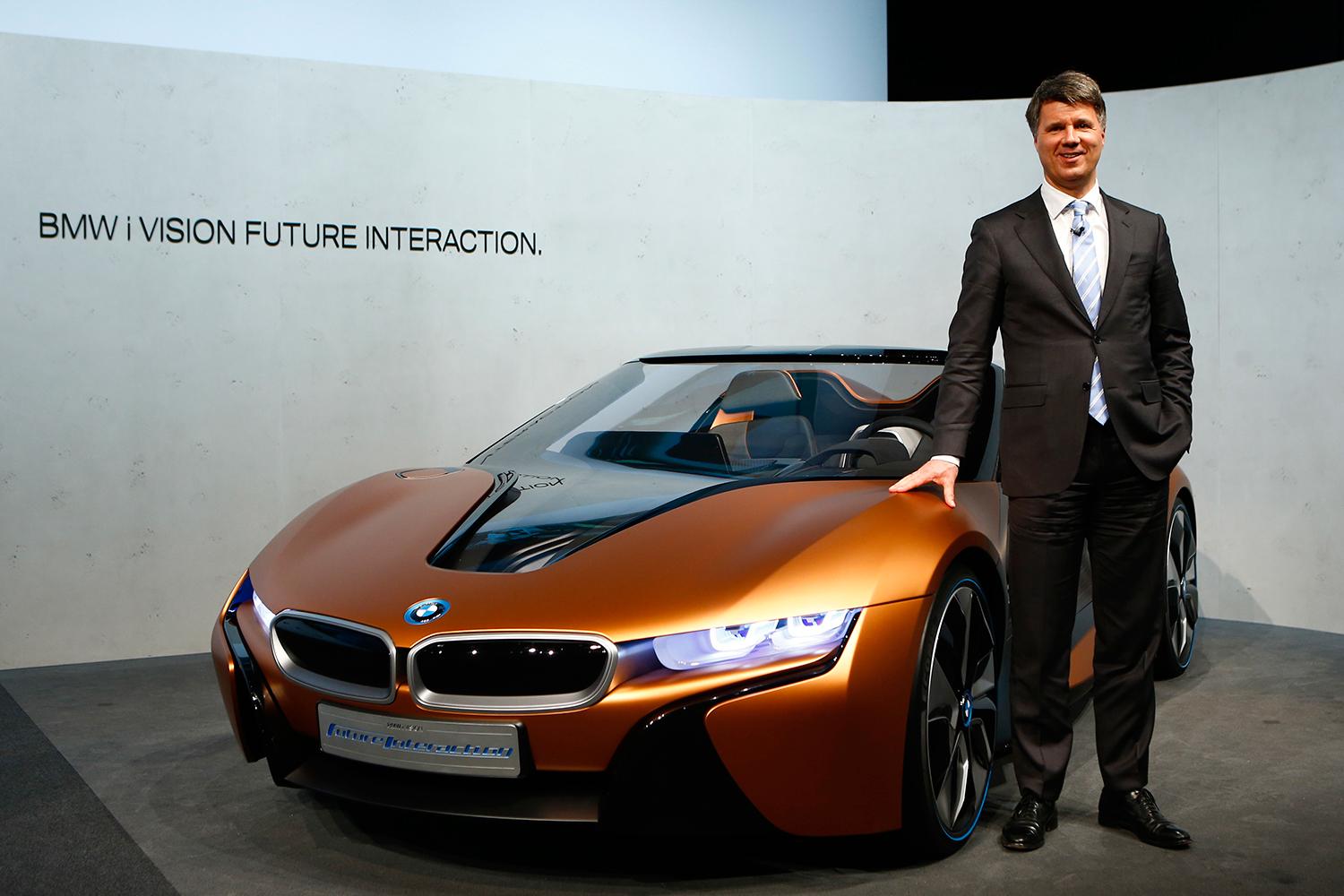BMW-chefen Harald Krüger bredvid konceptet i8 Spyder.