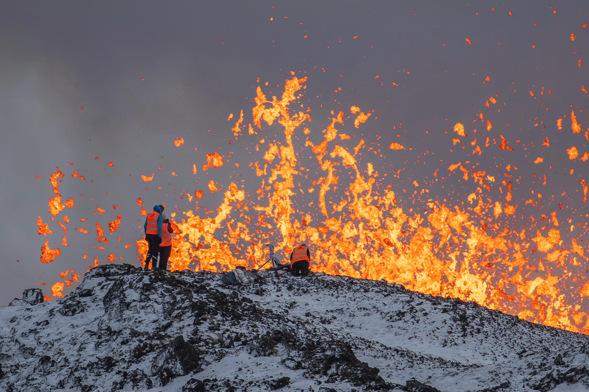 Forskare vid Islands universitet tar prover framför den aktiva delen av den eruptiva sprickan i en aktiv vulkan i Grindavik på Islands Reykjaneshalvön, i  december 2023.