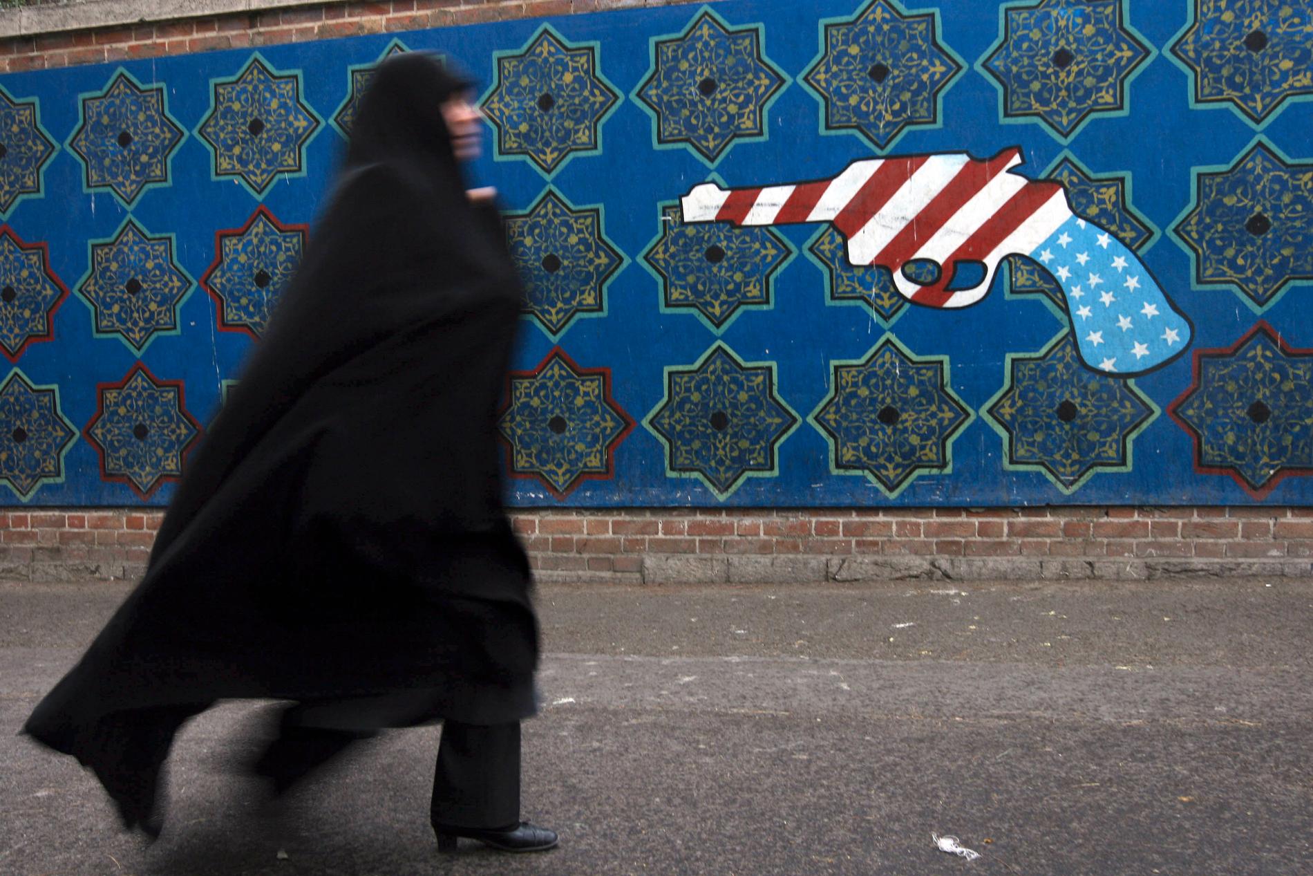 Iran tar bort anti-amerikanska målningar för att ersätta dem med helt nya på samma tema.