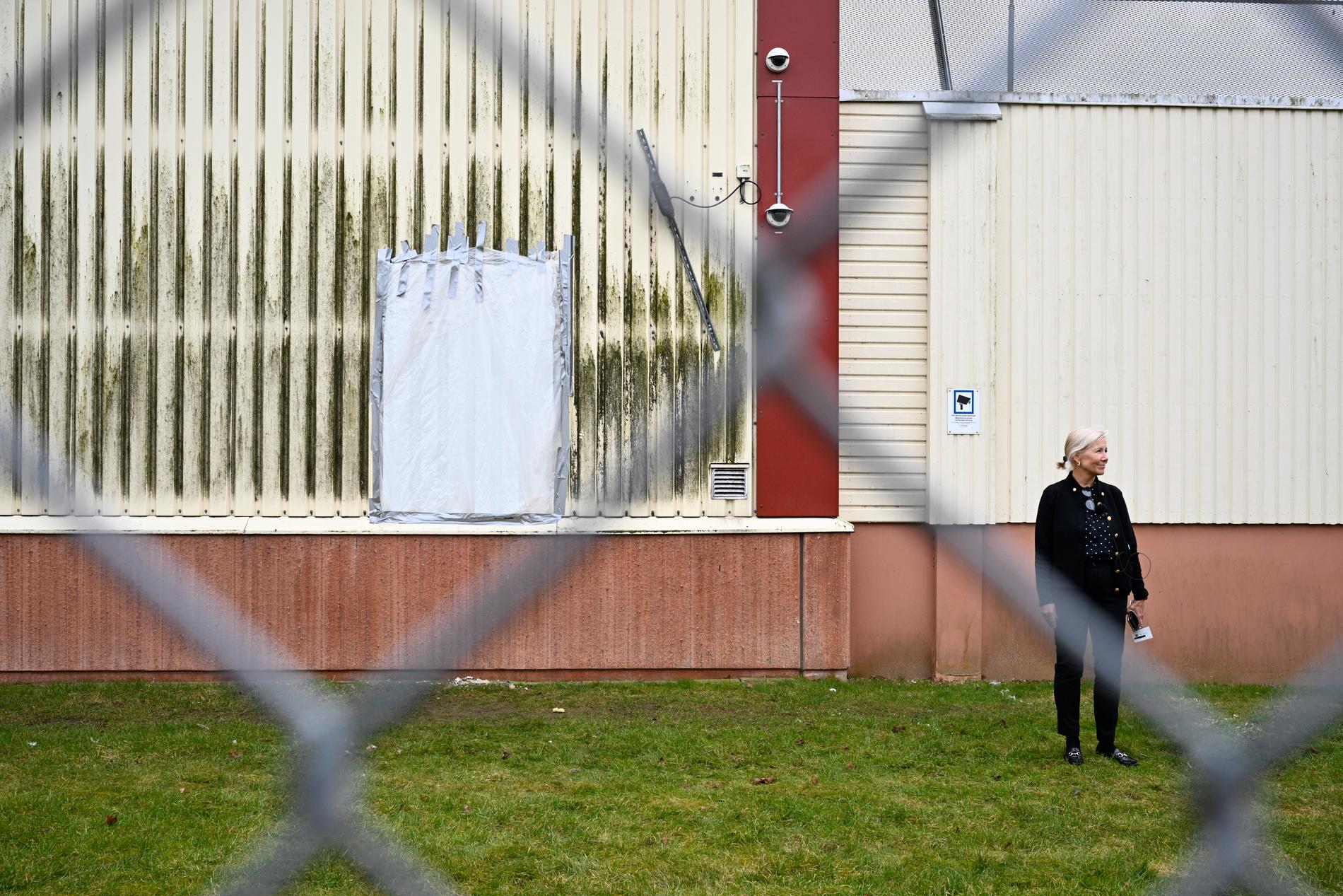 Hålet i väggen på Migrationsverkets förvar i Åstorp, som upptäcktes av väktare en morgon tidigt i mars i år. Polisen sökte förgäves efter de män som rymt, de misstänks för skadegörelse på fastigheten. 