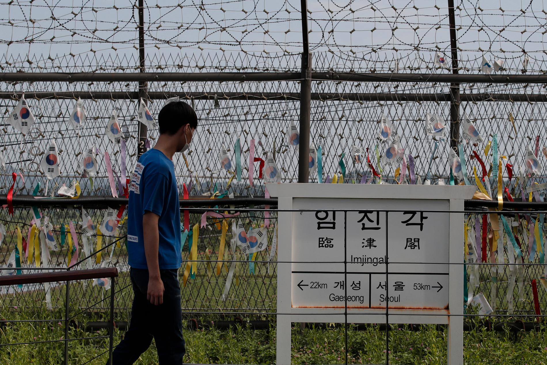 En man passerar en skylt i den nordkoreanska staden Kaesong på gränsen till Sydkorea. Arkivbild.