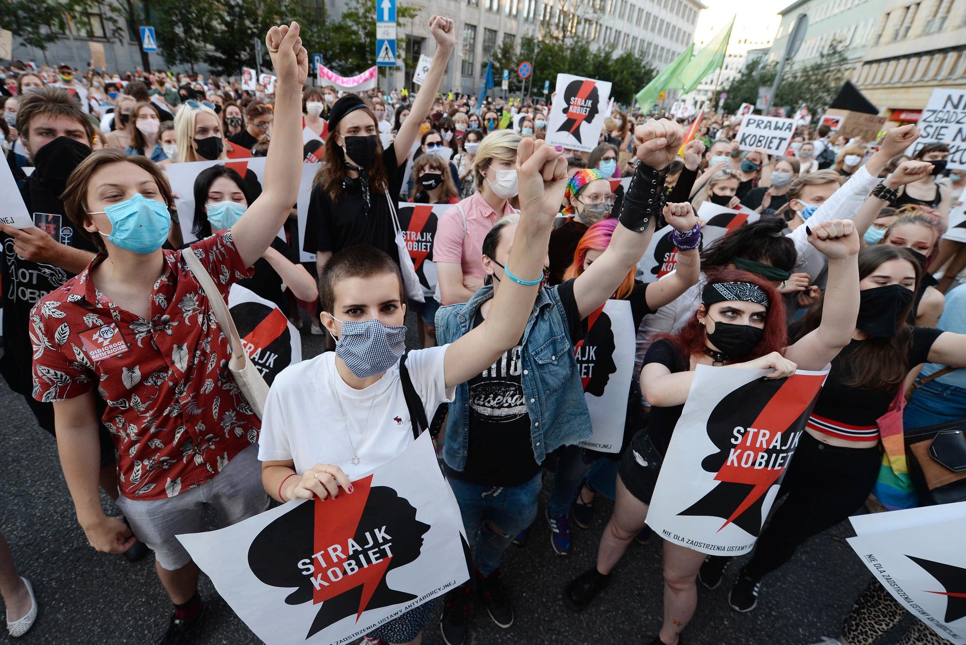Demonstration i Warszawa den 24 juli mot regeringens planer att frånträda Istanbulkonventionen mot kvinnovåld.