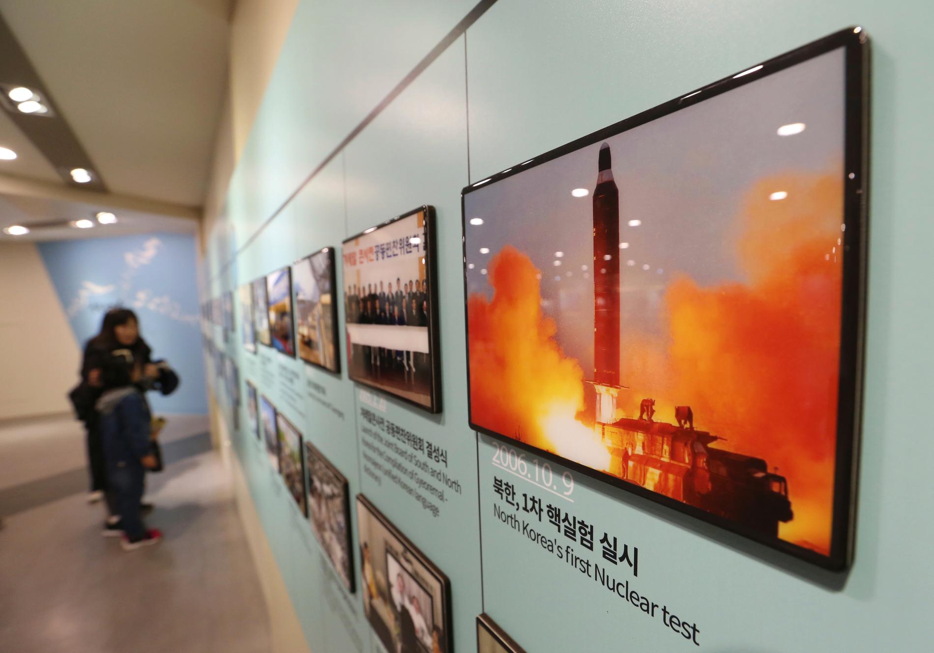 En bild på Nordkoreanska robotuppskjutningar på en utställning i Paju, Sydkorea. Arkivbild.