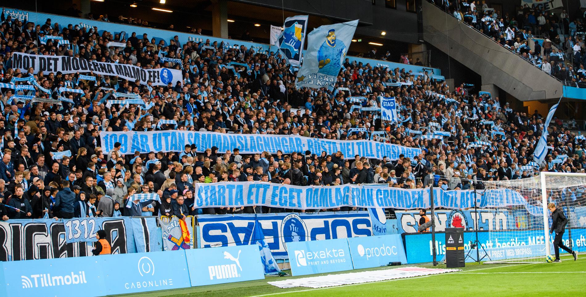 Malmö FF:s supportrar protesterar med banderoller mot sammanslagningen med LB07.
