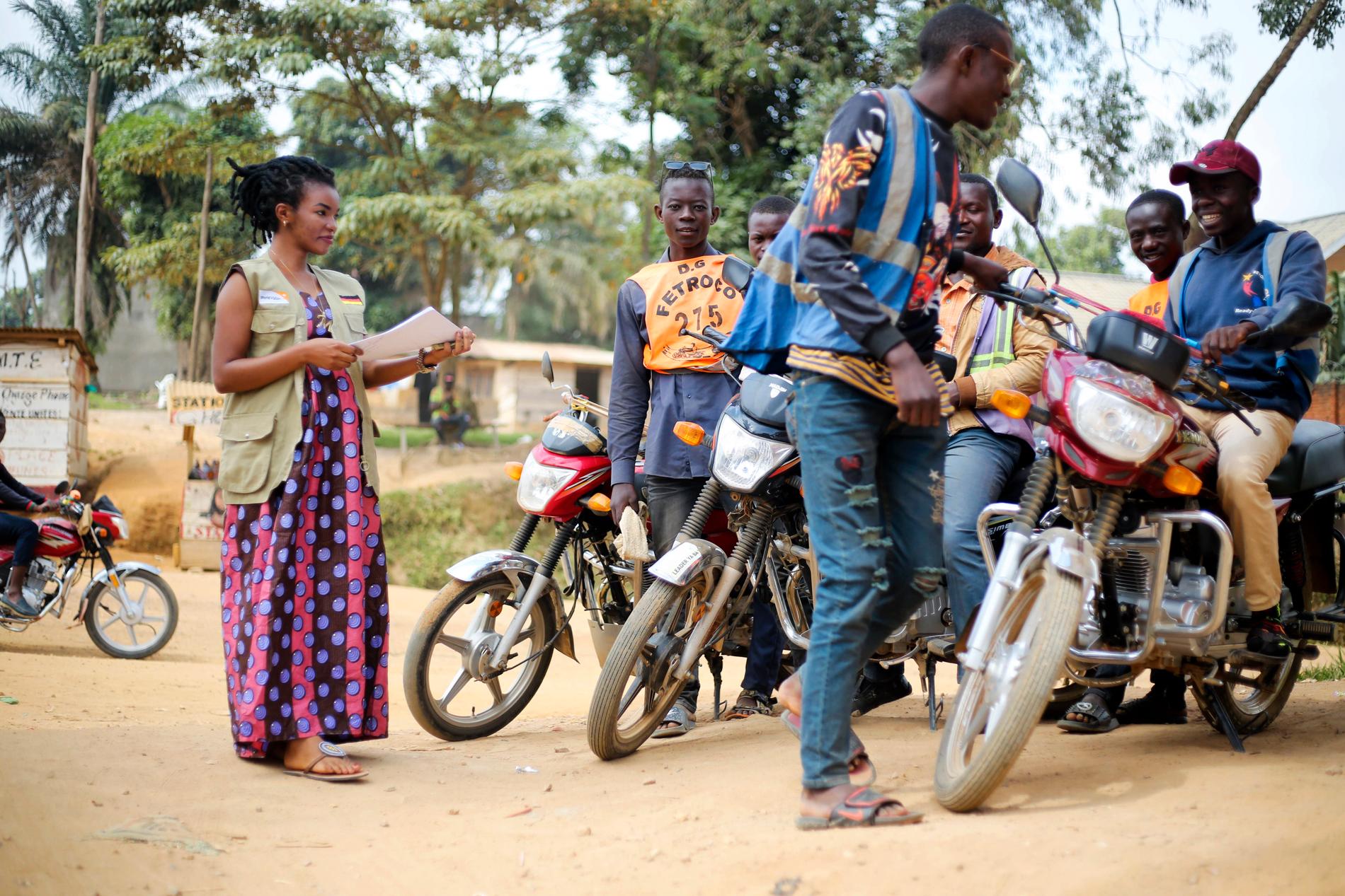En frivillig hälsovårdsarbetare informerar personer i Kongo-Kinshasa om hur de ska undvika att smittas av ebola. Arkivbild.