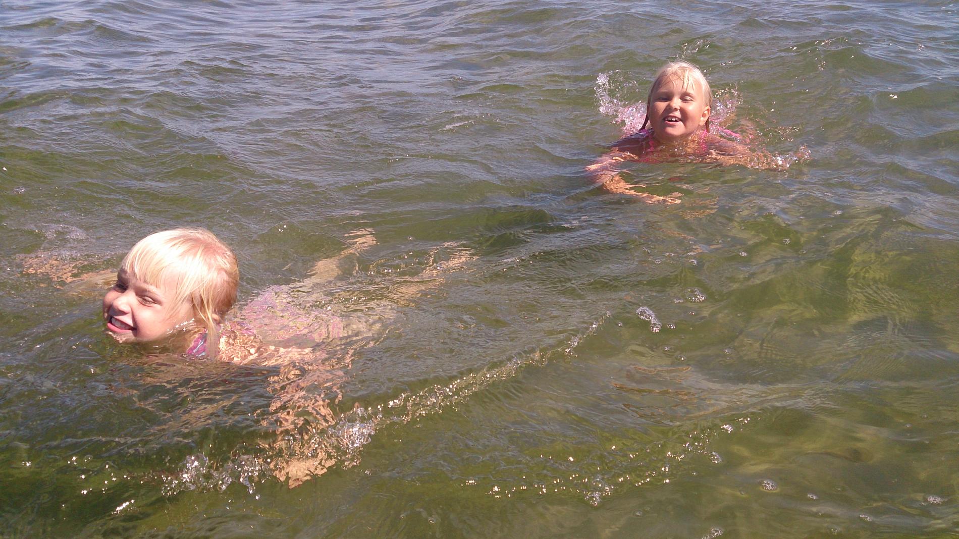 Emma och Tuva tränar på att simma vid Bygginge utanför Nyköping.