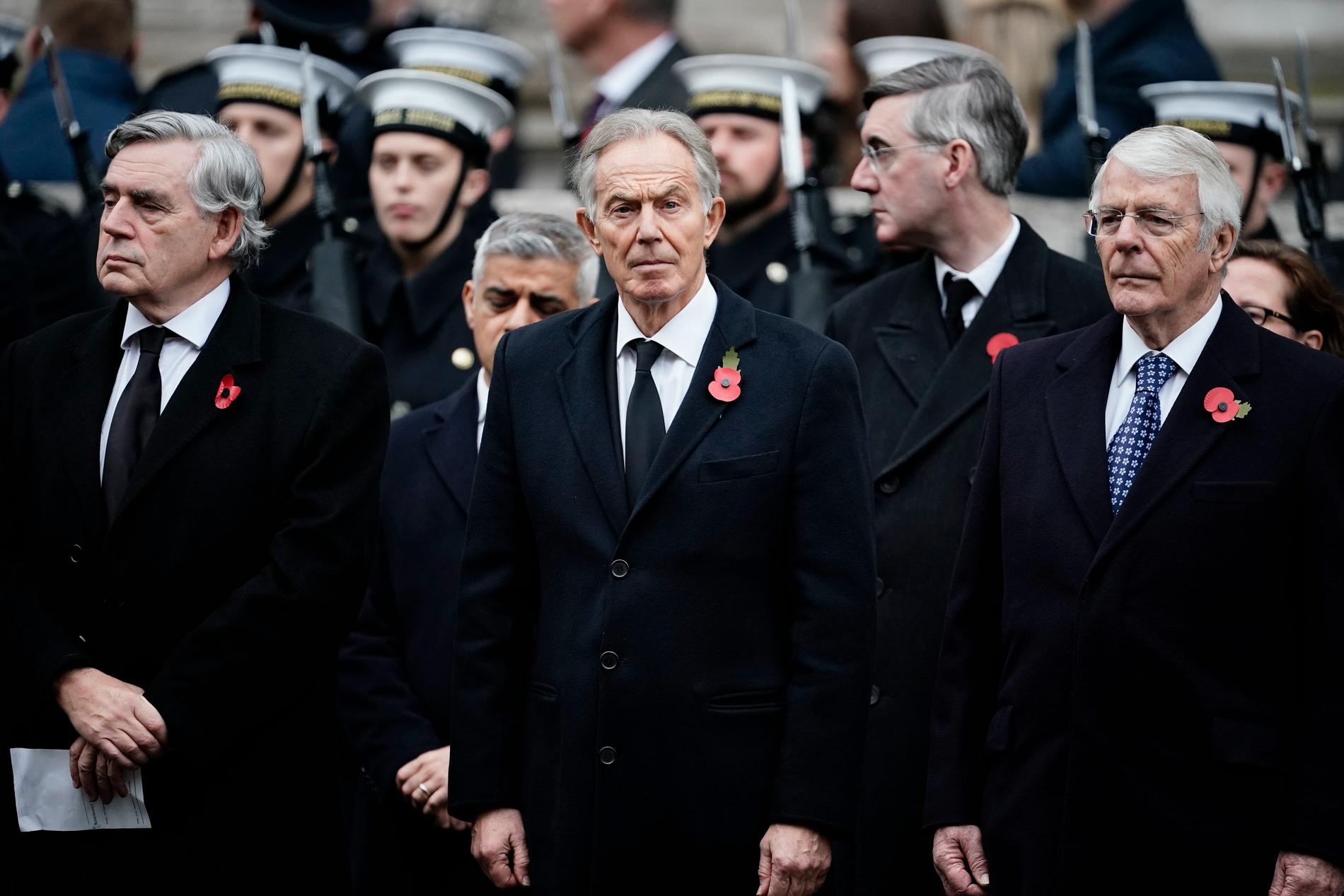 Adlandet av den tidigare brittiska premiärministern Tony Blair (mitten) har mött skarp kritik. Arkivbild från gudstjänst i London, med expremiärministerkollegorna Gordon Brown och John Major på ömse sida.