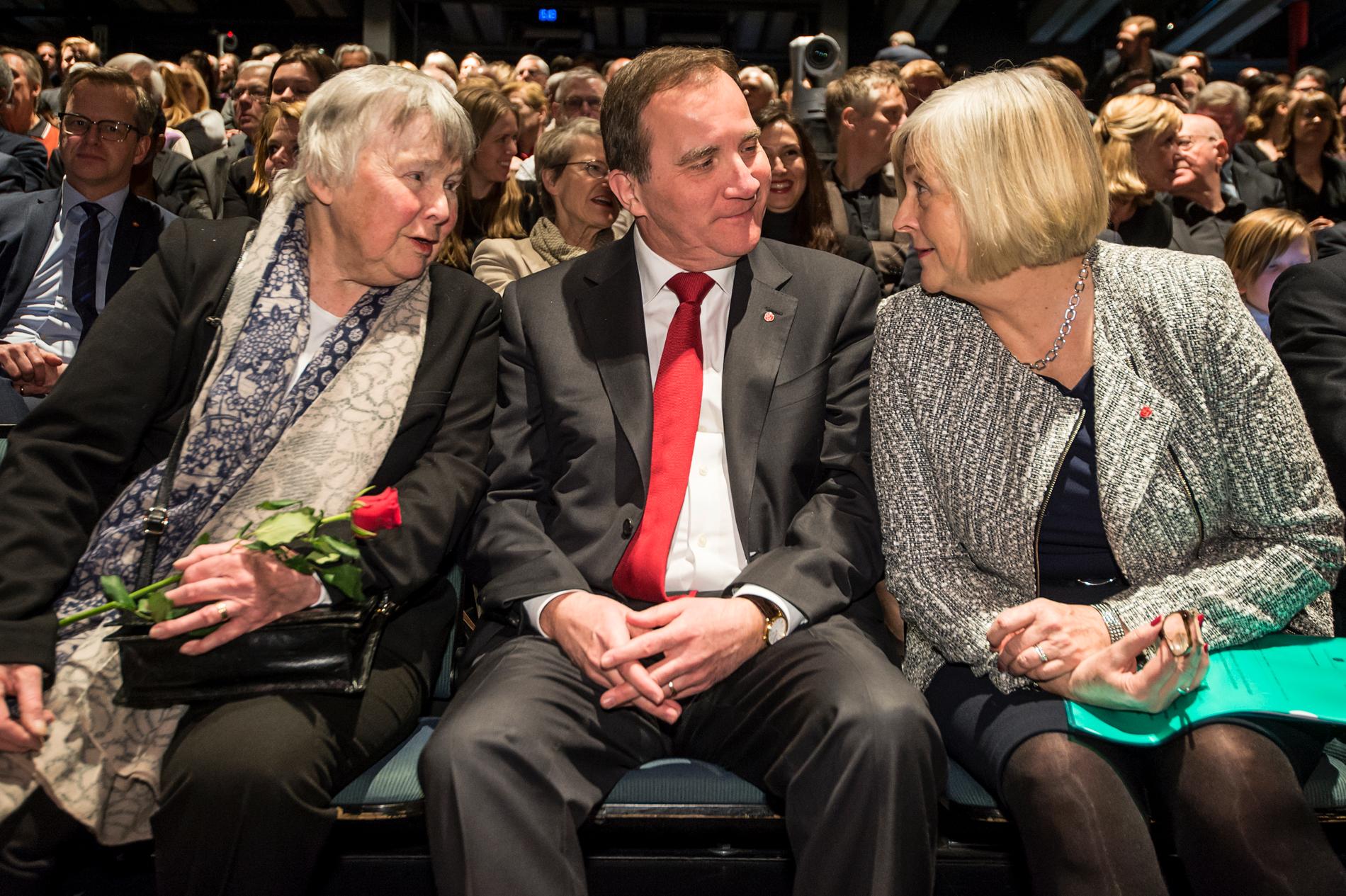 30 år sedan Palme-mordet. Minnesdag på kulturhuset i Stockholm. Lisbeth Palme, Stefan Löfven, statsminister, med fr Ulla löfven.