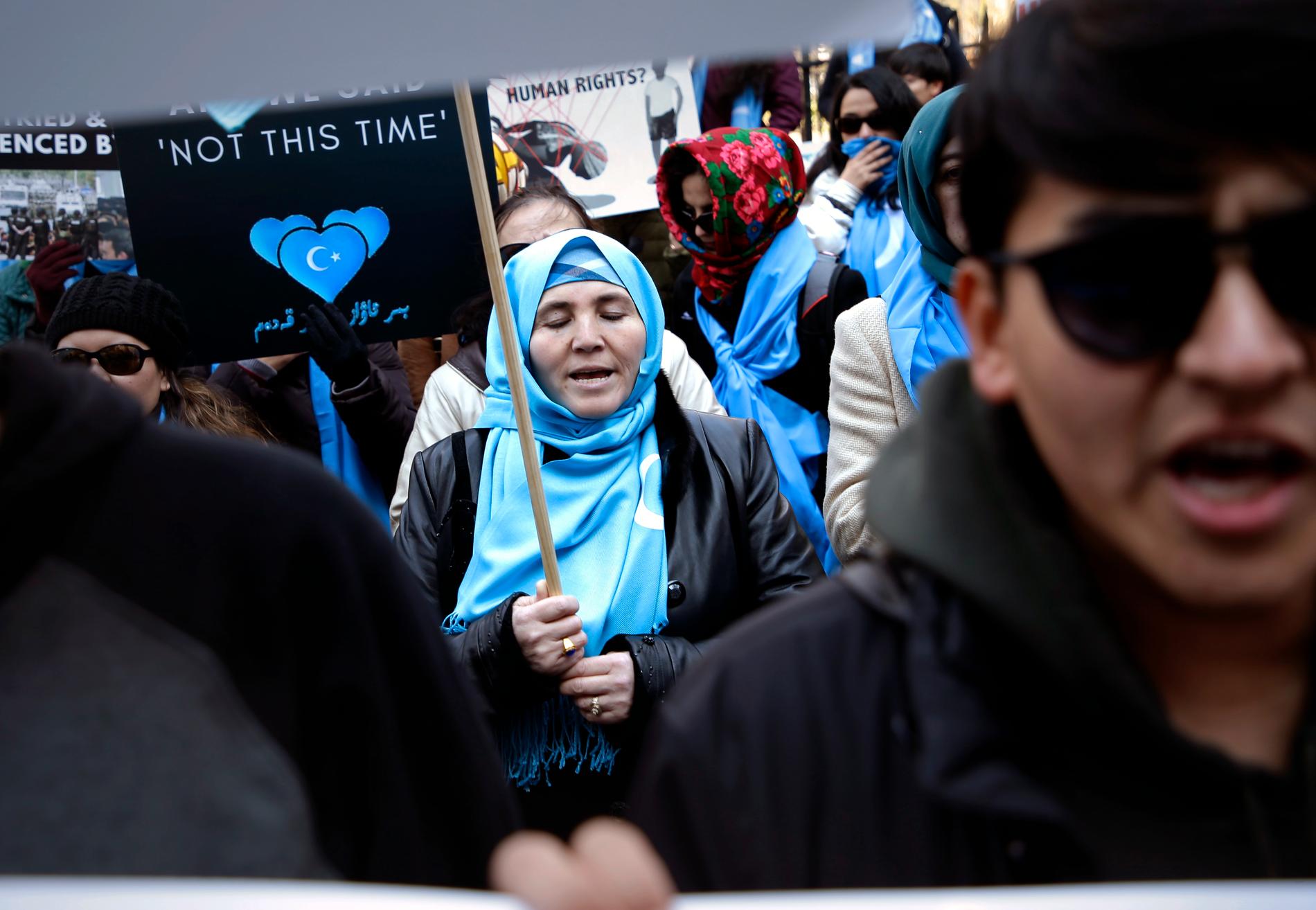 Människor som tillhör uigur-minoriteten i Kina var vid Kinas FN-representation i New York i våras för att protestera mot förtryck och att man riskerar att godtyckligt föras till indoktrineringsläger. Arkivbild.