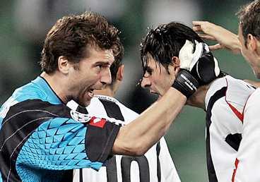 Udineses målvakt Morga De Sanctis gratulerar Vincenzo Iaquinta efter att gjorde sitt tredje mål i matchen.