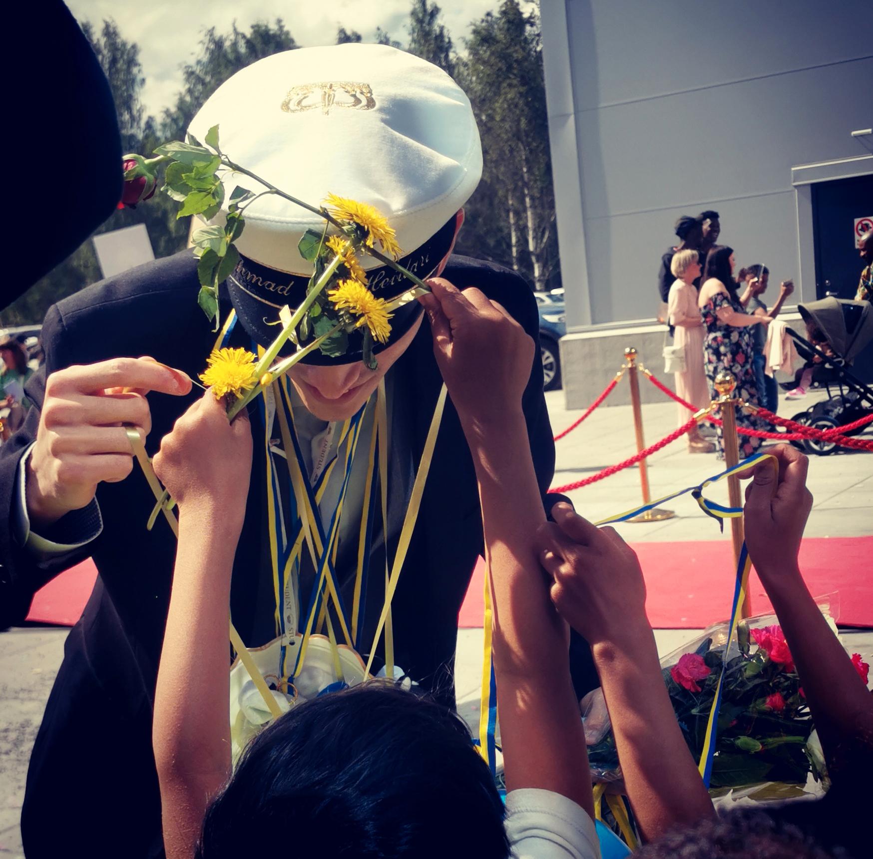 Alla barnen fick hänga en ros runt Ahmeds hals. 