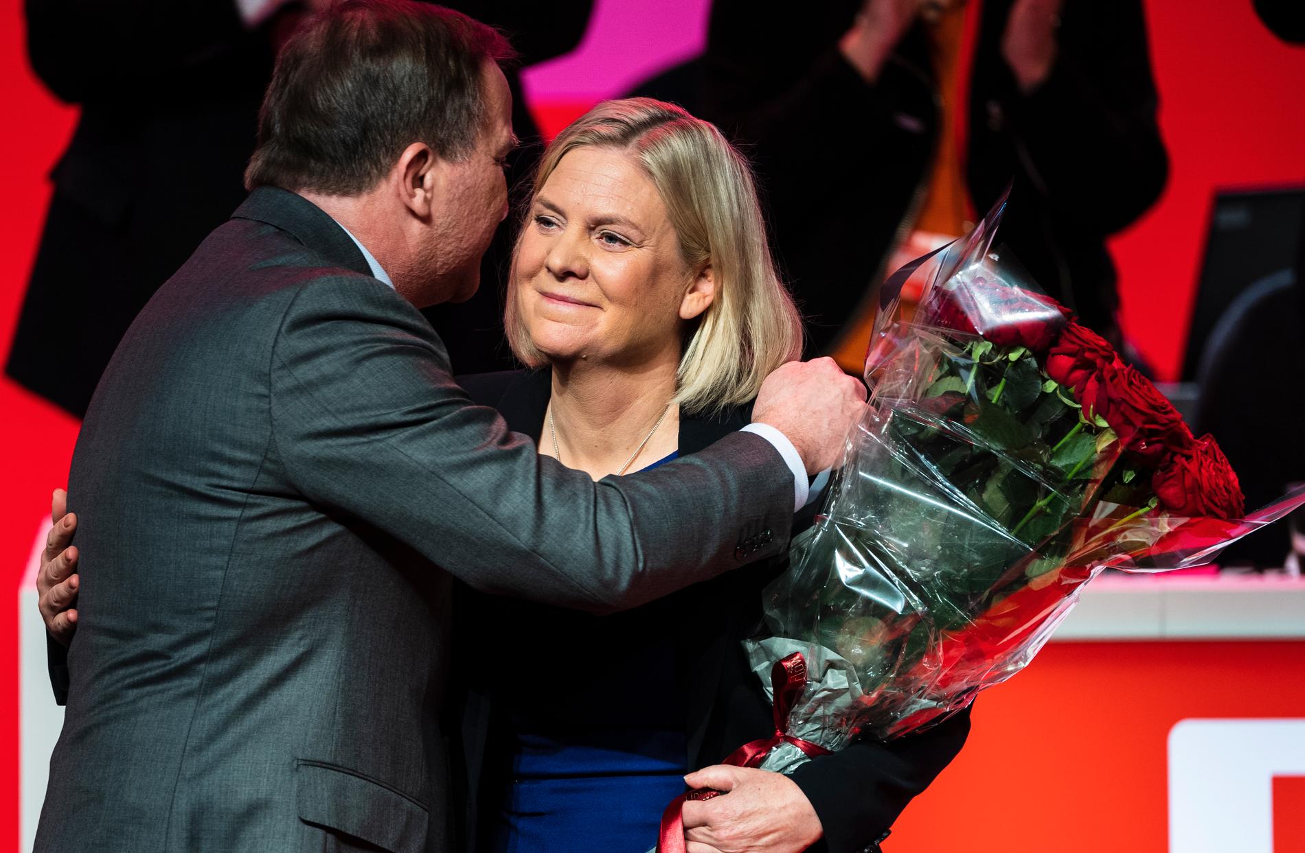 Magdalena Andersson gratuleras av Stefan Löfven i samband med att hon tog över ordförandeposten.