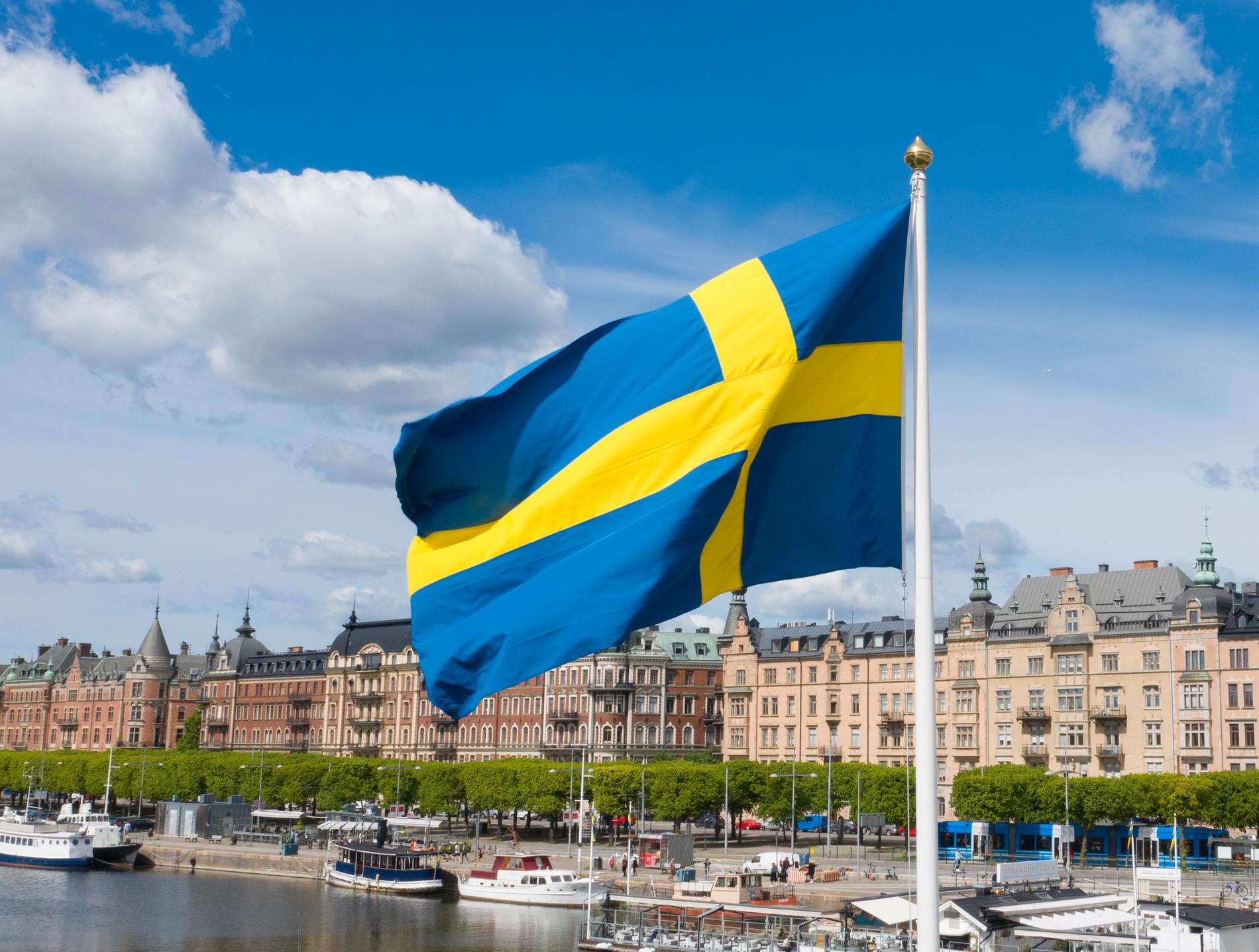 Svenska flaggan vajar i Stockholm.