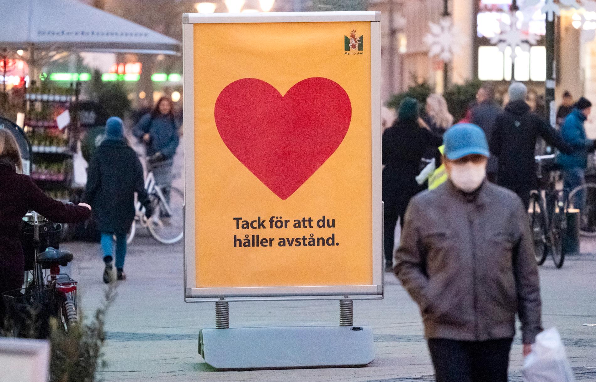 En skylt med texten - Tack för att du håller avstånd - på gågatan Södra Förstadsgatan i Malmö. Arkivbild.