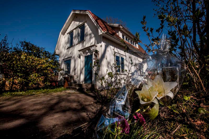 Blommor utanför Olle Ljungströms hus i Gräfsnäs, efter beskedet om hans bortgång.