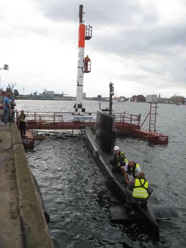 Raketen fraktas till Bornholm från Köpenhamns hamn. Bygget har kostat en halv miljon kronor.