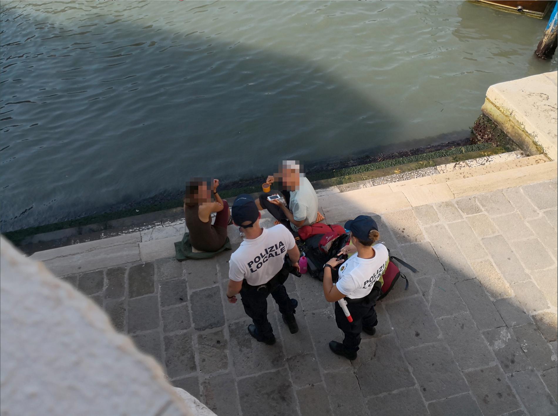 Två turister slår läger vid Ponte di Rialto i Venedig – och portades efter kaffekok vid Rialtobron.