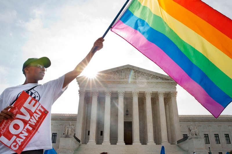 Med fem röster för och fyra emot blev homoäktenskap i lagligt i hela USA. Carlos McKnight firar­ utanför USA:a högsta domstol i Washington.
