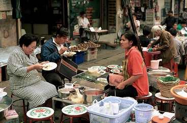 Den som blir hungrig av shoppande behöver inte anstränga sig för att få tag på varm mat på Pak Khlong market.