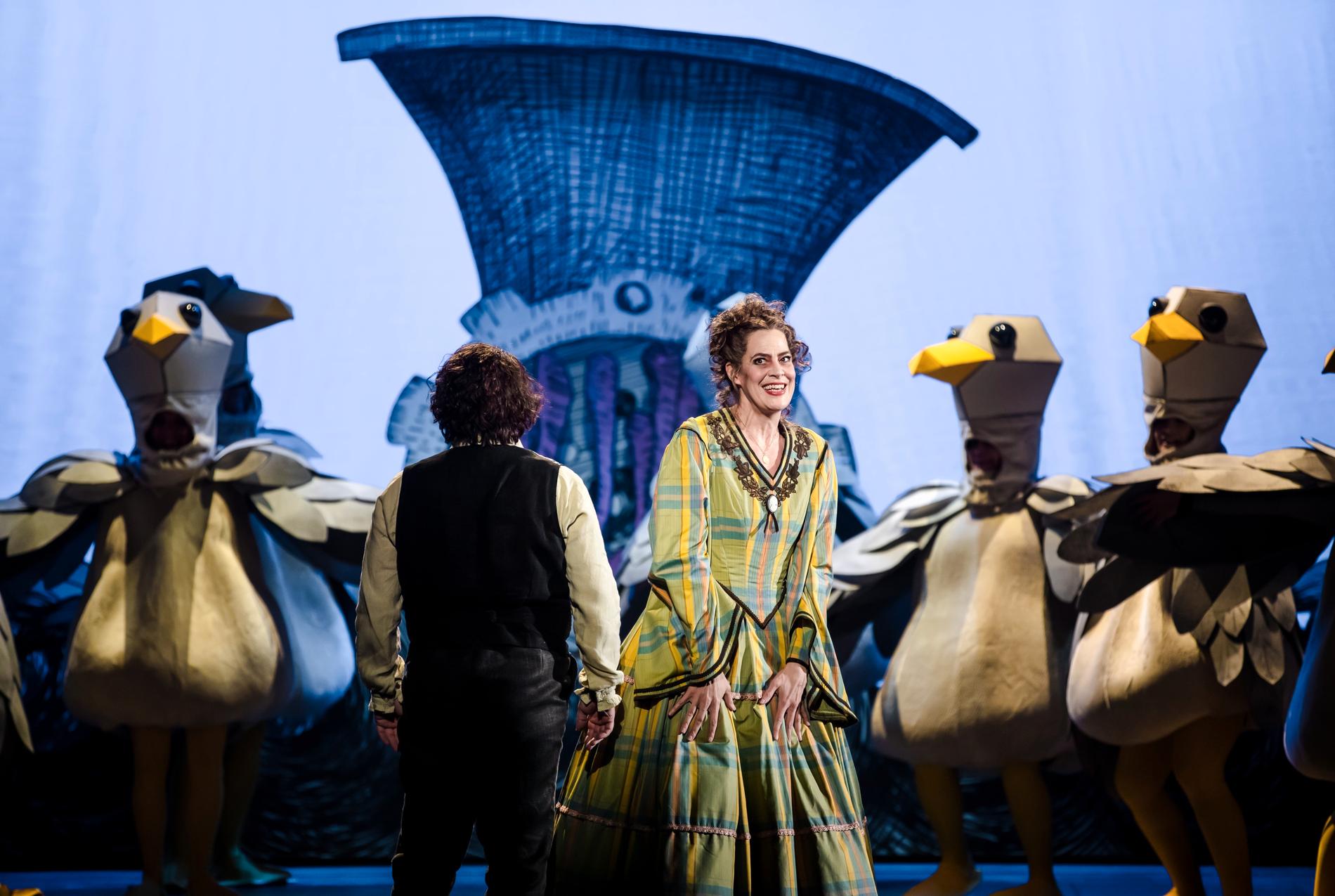 Karolina Blixt på Kungliga Operan i Stephen Sondheims ”Sweeney Todd” omgiven av, ja, alltså... hmm... måsar ska det visst vara.