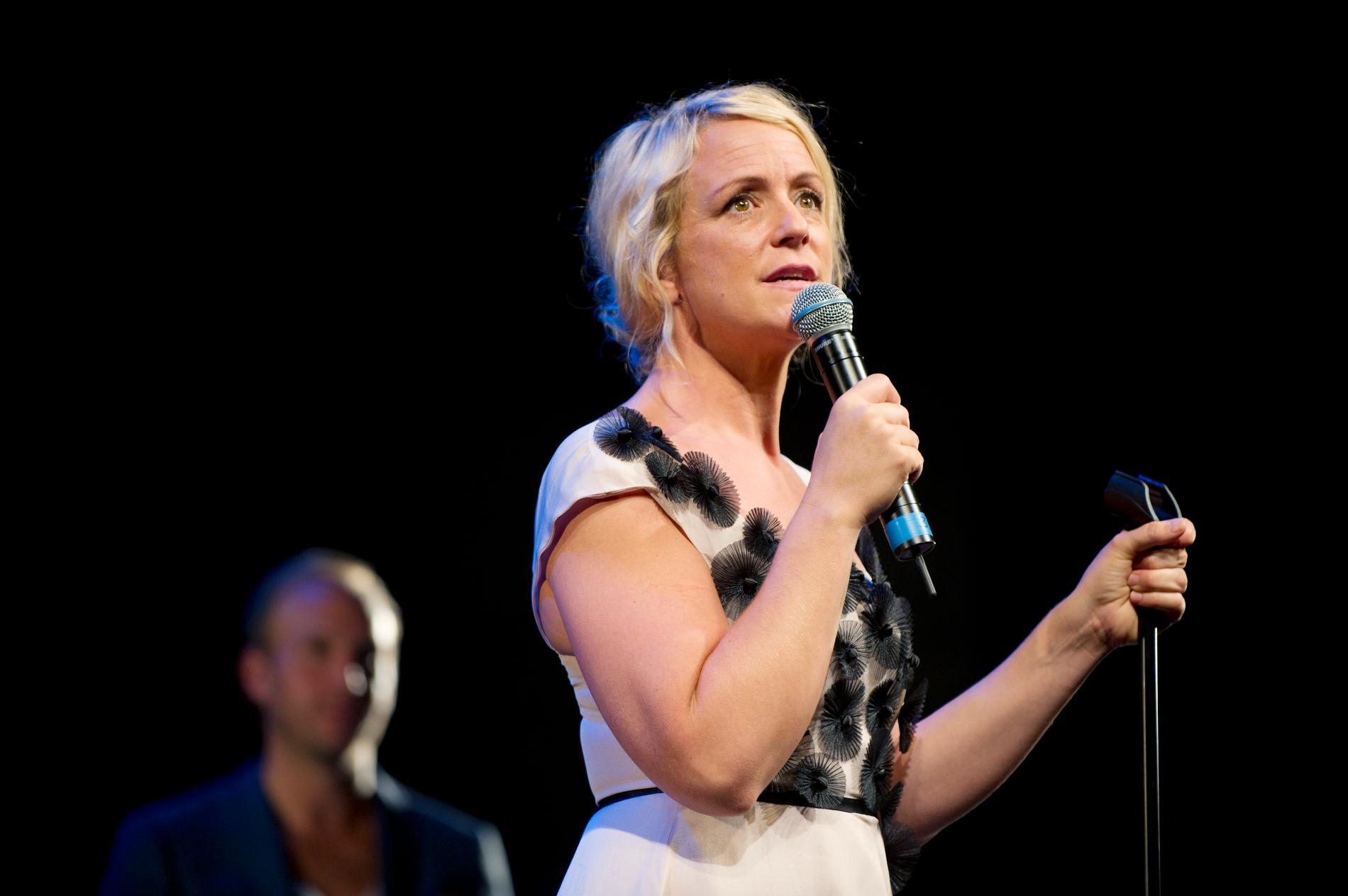 Karin Adelsköld på svenska Stand up-galan 2011.