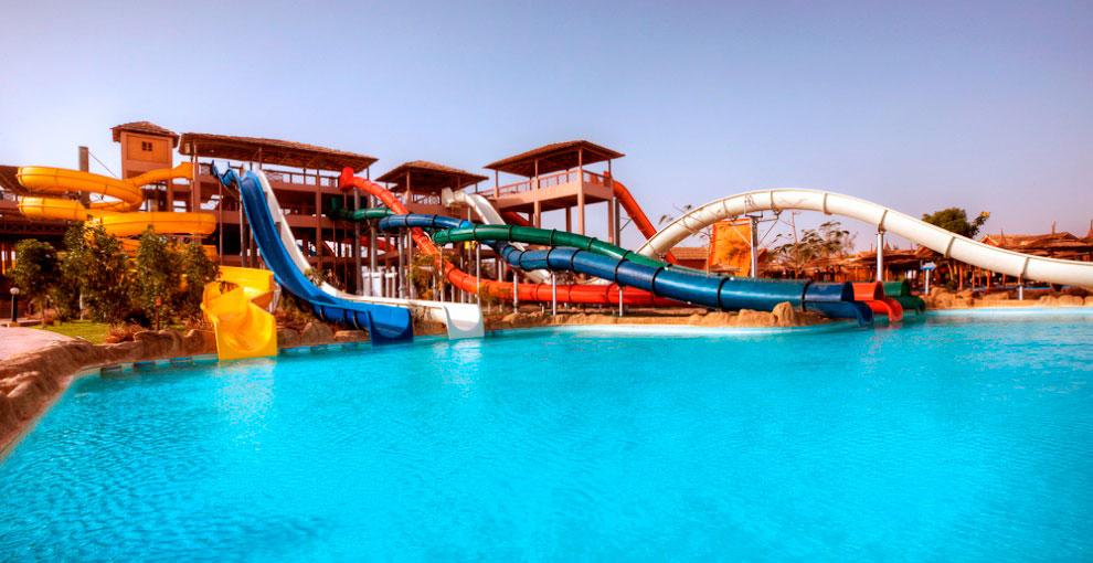 10. PICKALBATROS JUNGLE AQUA PARK RESORT, HURGHADA, EGYPTEN Jungle Aqua Park är en stor all-inclusive anläggning, som ligger knappt 20 minuter från Hurghada vid Röda havet. Här finns traktens absolut största vattenpark, med inte mindre än 35 vattenrutschbanor och 14 utomhuspooler. Vänner kan tävla mot varandra i olika lag i en 20 meter hög och 70 meter lång vattenruschbana. Hotellrum från cirka 1060 kr/natt.