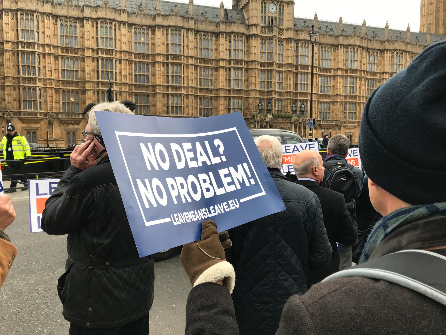 "Inget avtal? Inga problem!", tycker Jeff Blanning, som är en av ett hundratal brexitdemonstranter utanför det brittiska parlamentet i London.