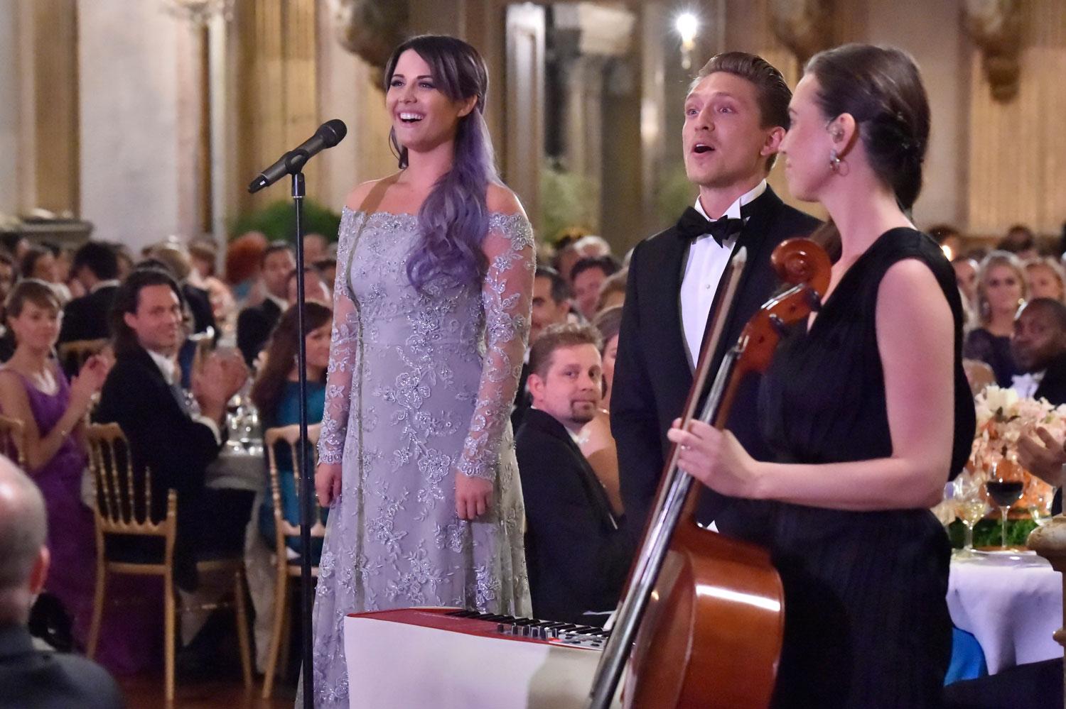 Molly Sandén och Danny Saucedo tillsammans med en cellist framförde prinsessan Sofias ord under bröllopet.