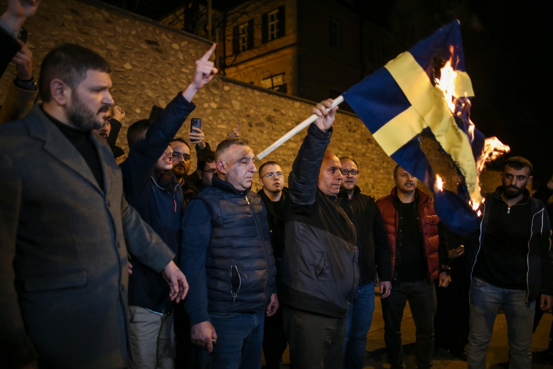 I Istanbul brände en arg folksamling upp en svensk flagga.