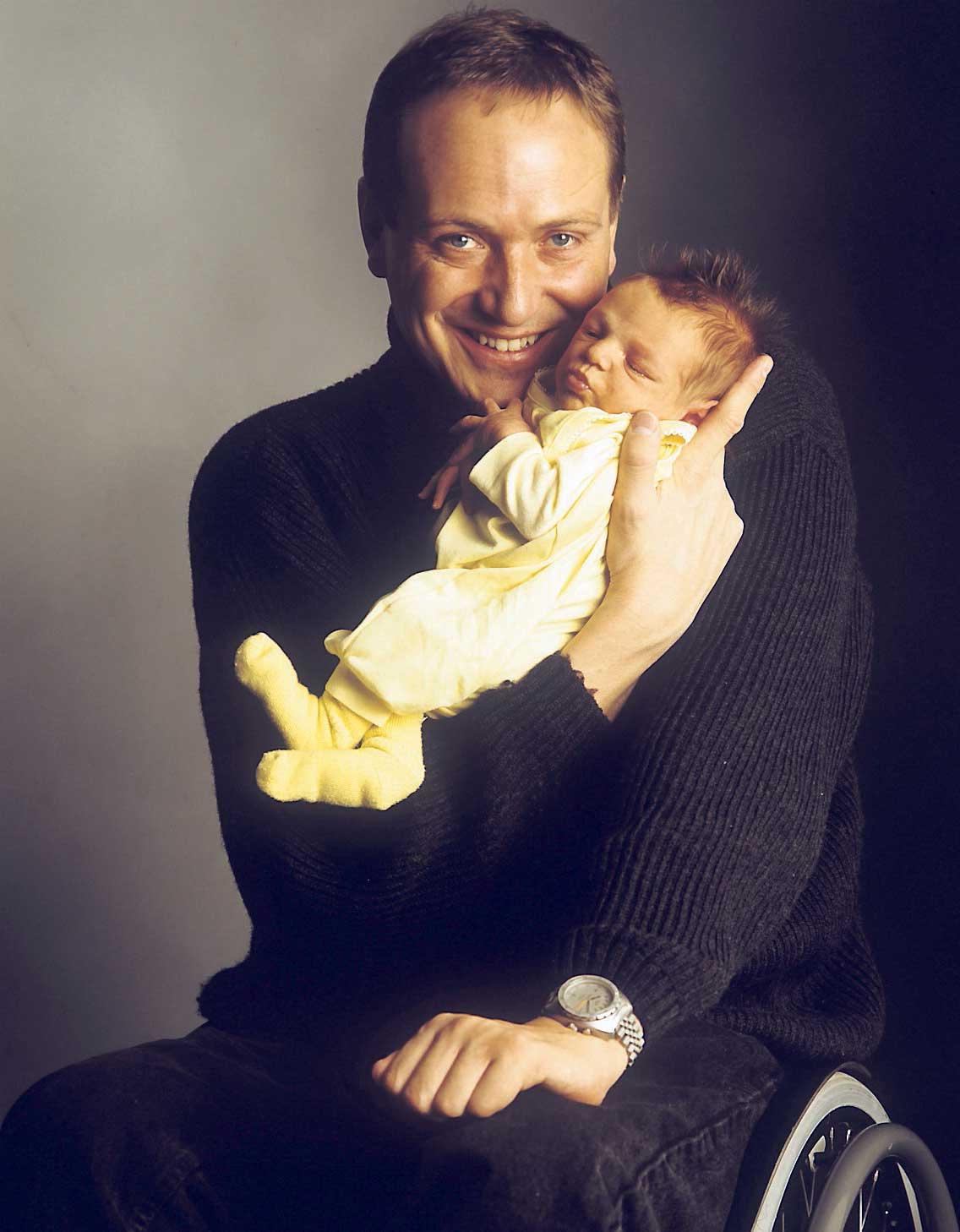 1992. Claes Hultling med Emil, det första barnet i världen som fötts med hjälp av IVF till en ryggmärgsskadad pappa.