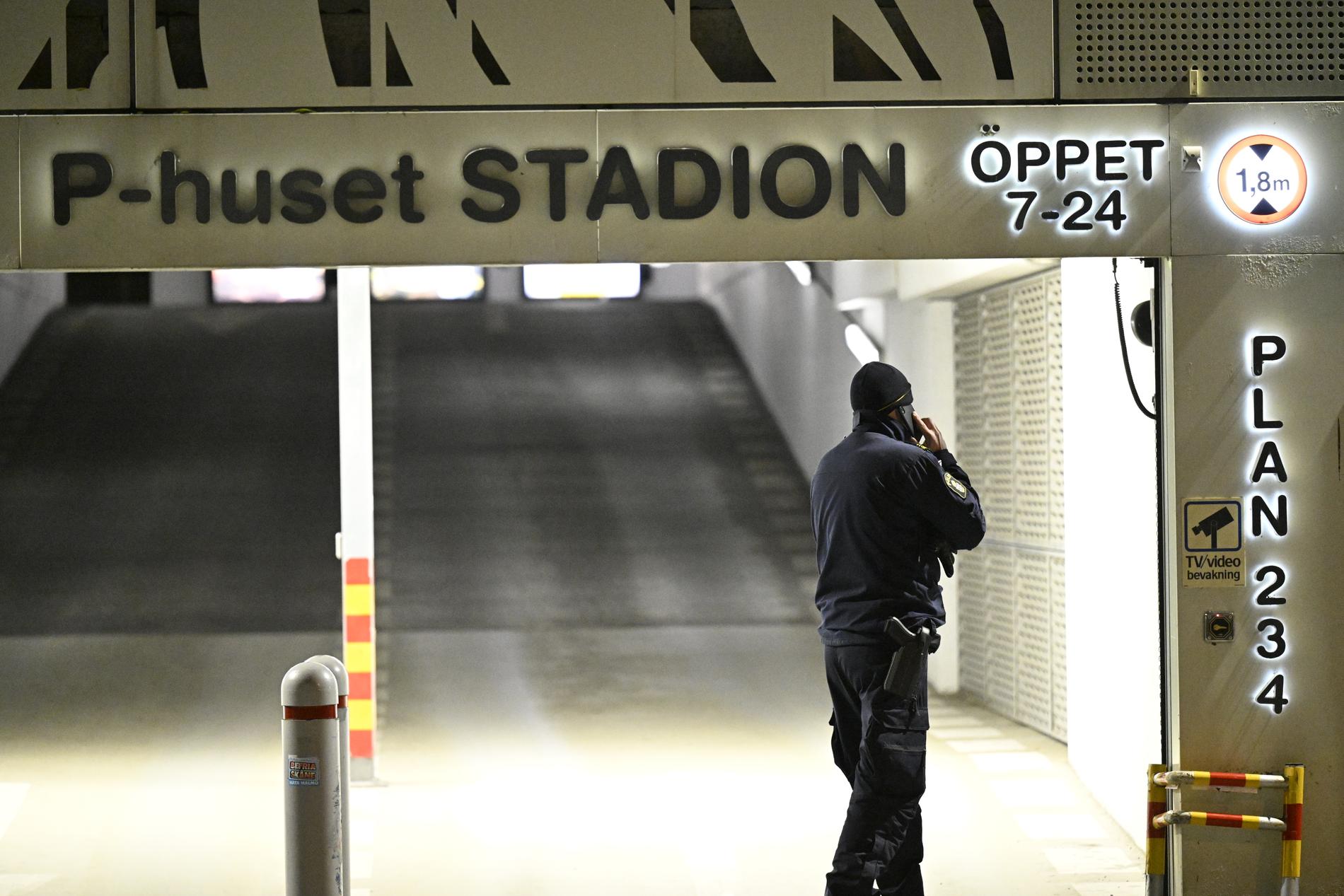Personen har hittats död i parkeringshuset vid Malmö stadion.