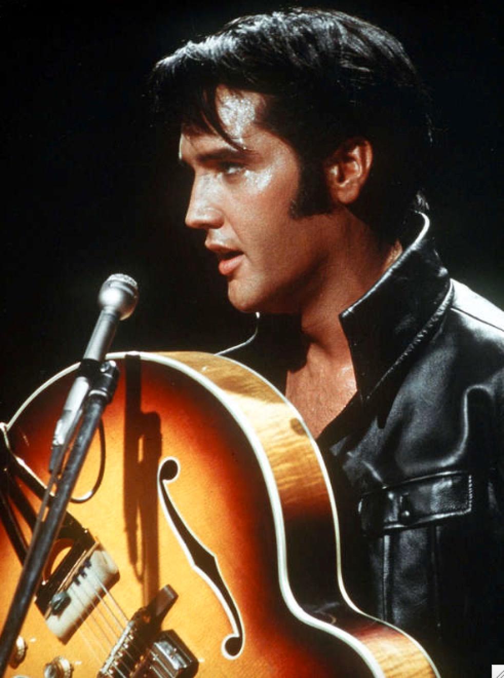 Elvis Presley slog igenom med en bang 1956. Rock’n’roll nådde hushållen och chockade föräldrarna.
