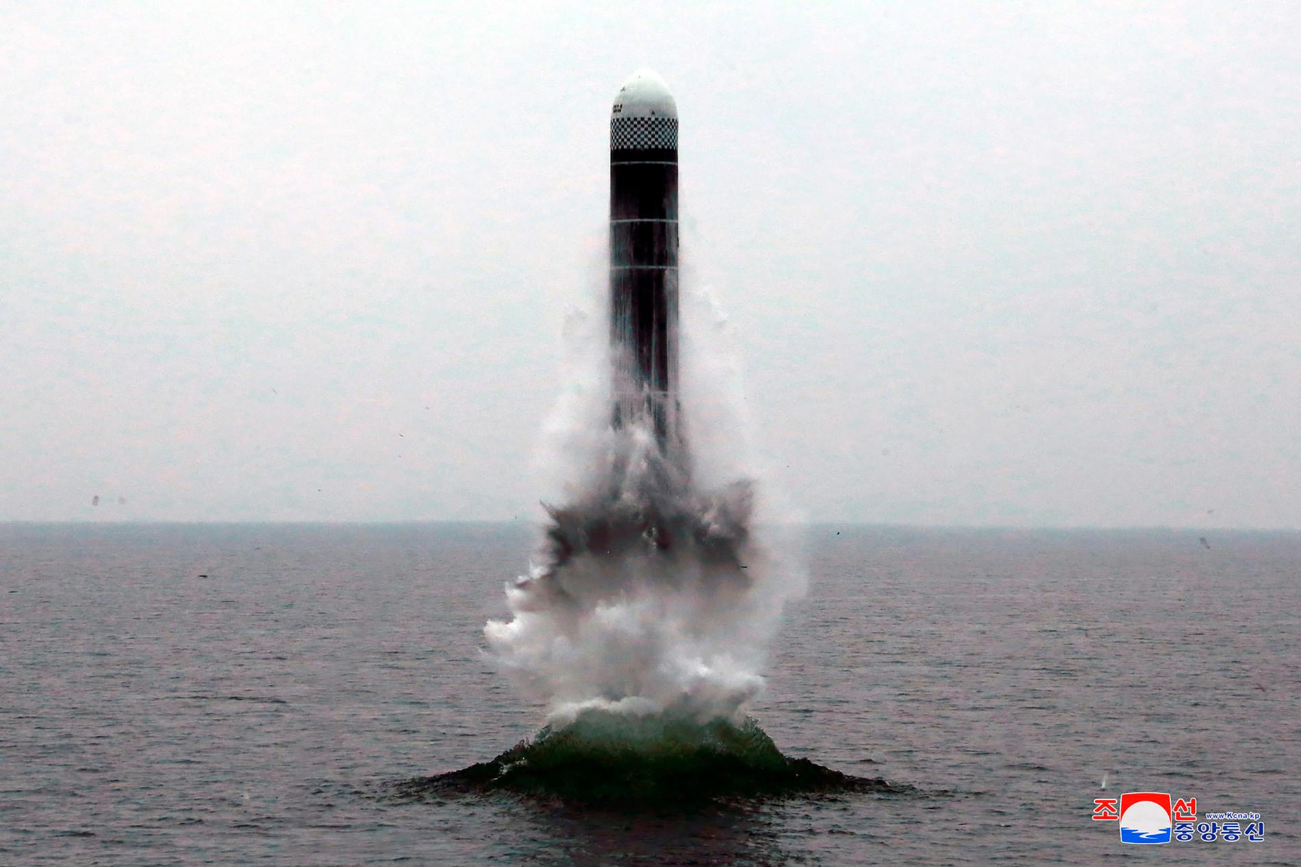 Bilden påstås visa en ny sorts ballistisk robot som avfyrades från en ubåt.