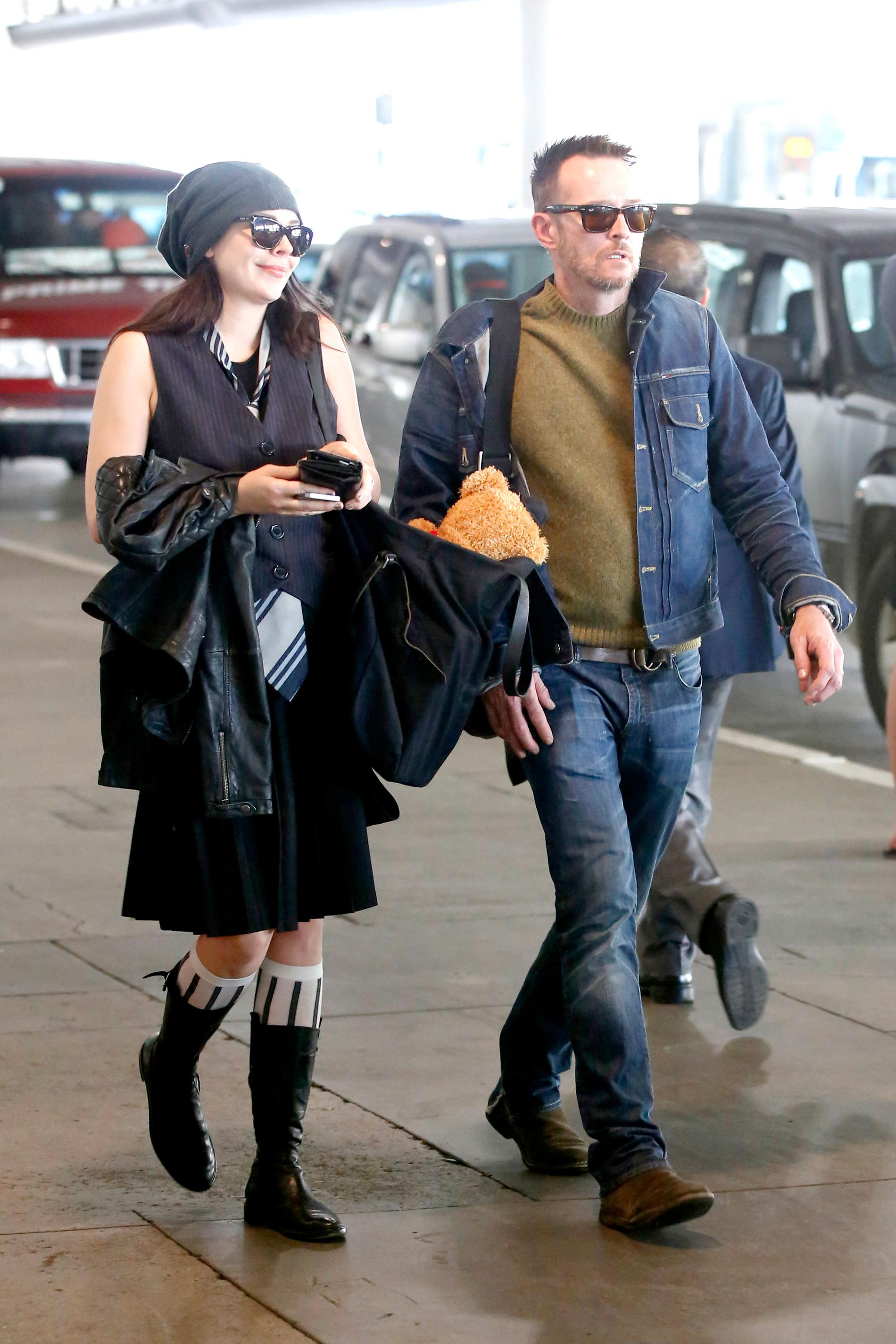 Scott Weiland och hans fru Jamie Wachtel vid flygplatsen i Los Angeles.