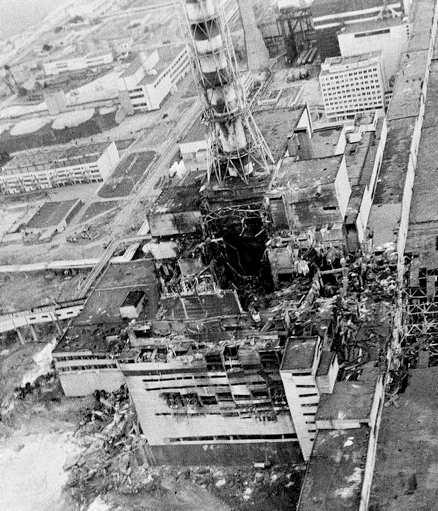 Kärnkraftverket i Tjernobyl, några dagar efter att reaktor 4 exploderat.