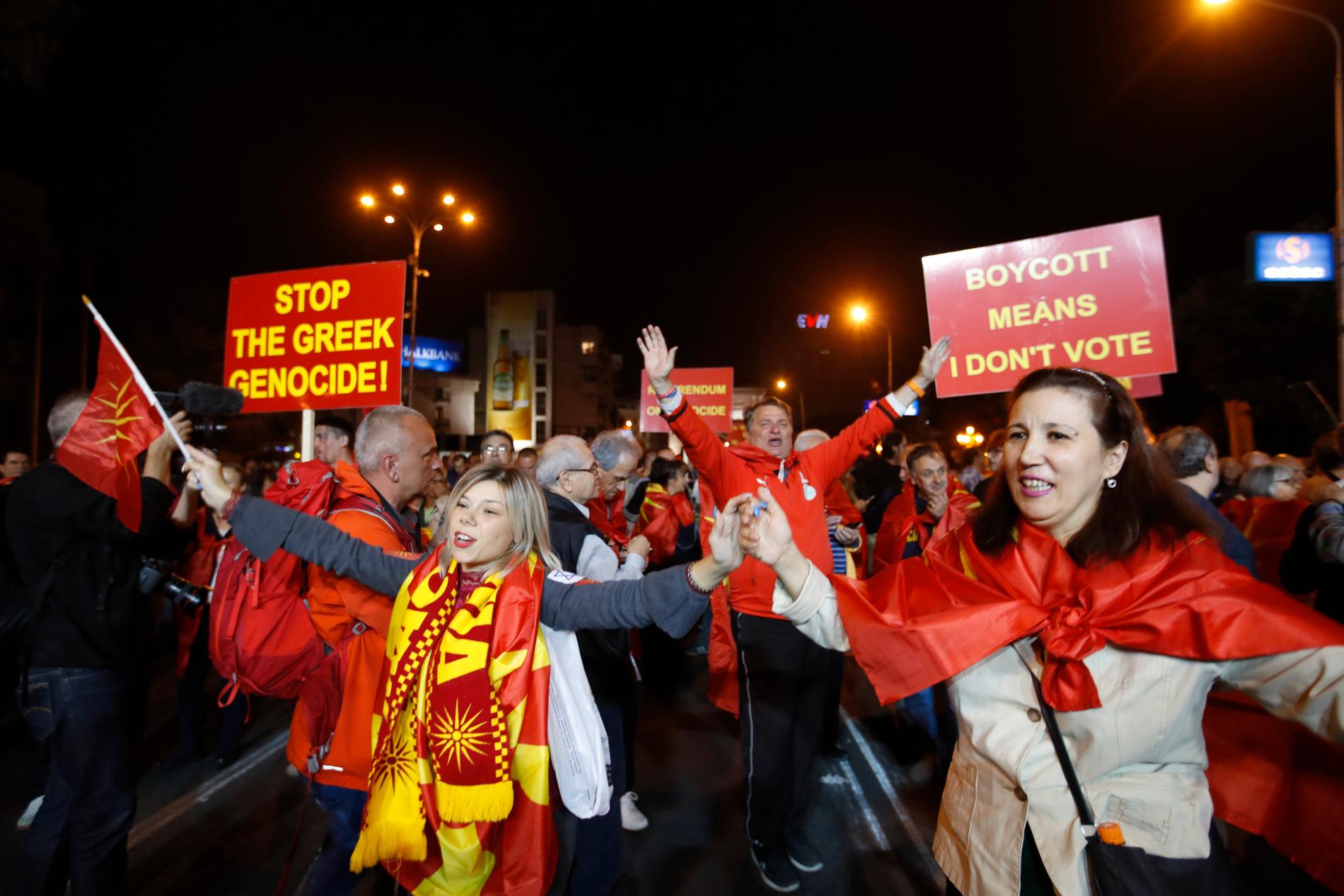 Demonstranter som förespråkat en bojkott av folkomröstningen firar i centrala Skopje.