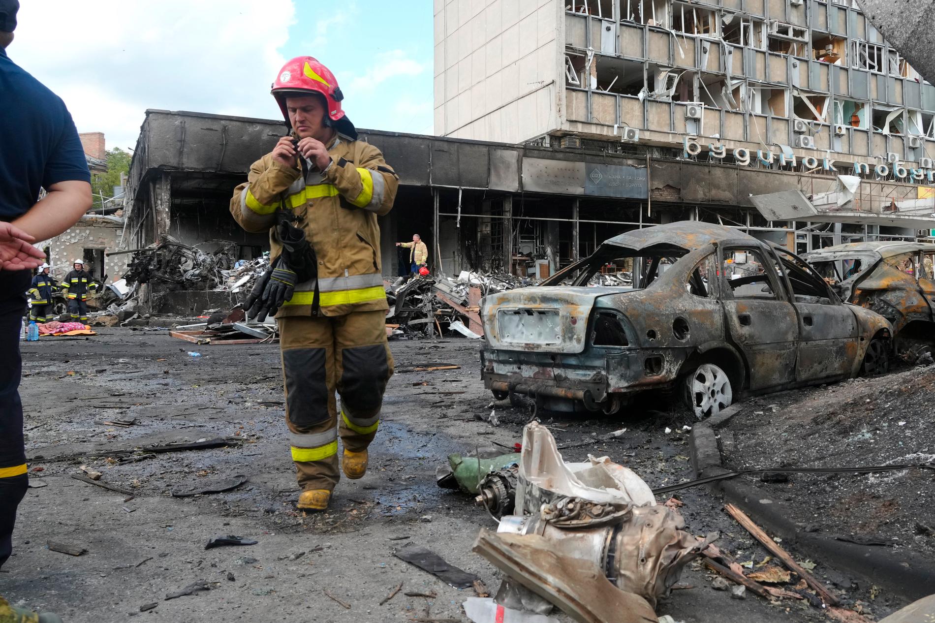 En dag på jobbet i krigets Ukraina. En brandman lämnar en byggnad som Ryssland bombat i Vinnytsia i Ukrainas centrala delar, den 14 juli 2022.
