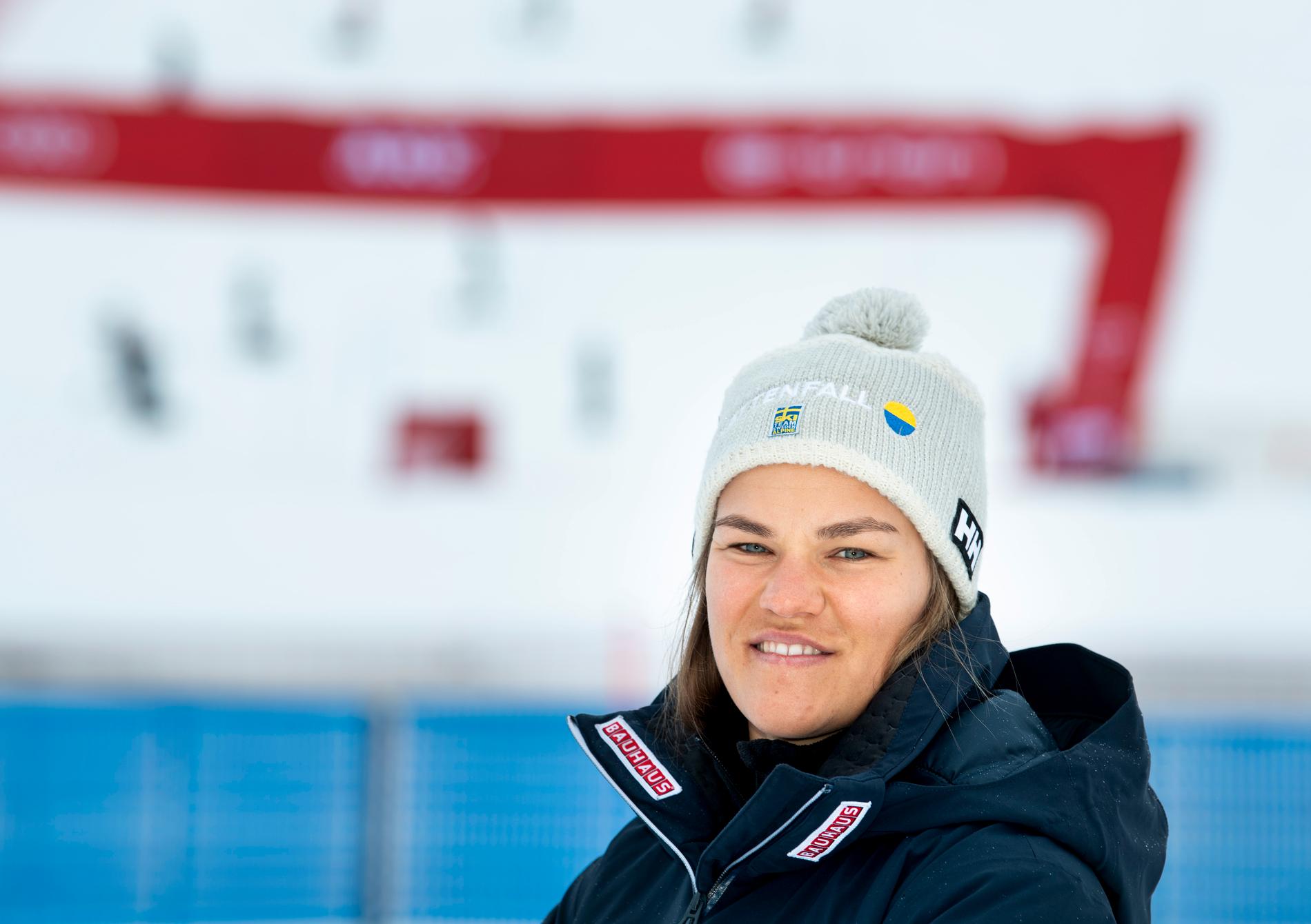 Anna Swenn-Larsson är tillbaka i hemmabacken i Åre. Där tog hon VM-silver förra vintern. Nu åker hon för topplaceringar i världscupavslutningen.